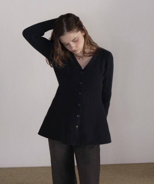 Mili affinity（ミリアフィニティー）の「ペプラムVネックリブニットカーディガン（ニット/セーター・レディース・アイボリー/グレー/ブラック・FREE）」の11枚目の写真