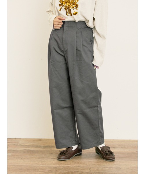 Samansa Mos2（サマンサ モスモス）の「チノ2タックワイドストレートパンツ（チノパンツ・レディース・ベージュ/チャコールグレー・マルチサイズ）」の2枚目の写真