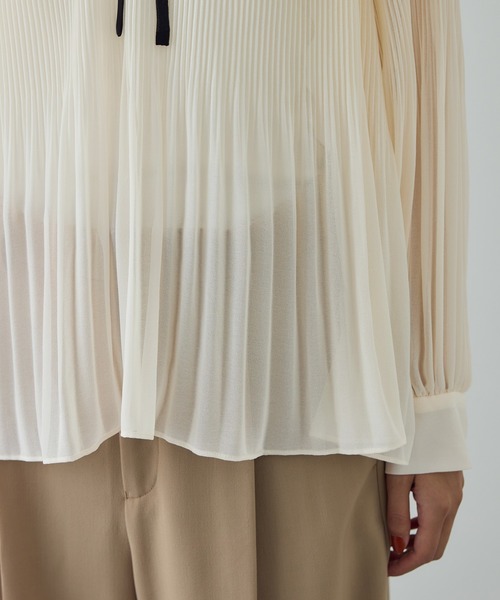 ROPE'（ロペ）の「プリーツデザインブラウス/イージーケア（シャツ/ブラウス・レディース・オフホワイト/ネイビー・FREE）」の6枚目の写真