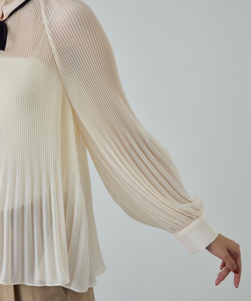 ROPE'（ロペ）の「プリーツデザインブラウス/イージーケア（シャツ/ブラウス・レディース・オフホワイト/ネイビー・FREE）」の5枚目の写真