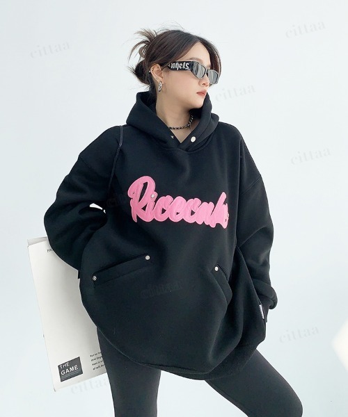 Dalfwin(ダールフィン)の「韓国ファッション Ricecakeフェイクレザーロゴパッチ スウェットフーディー(パーカー・レディース・グレー/ブラック・FREE)」の4枚目の写真