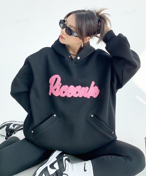Dalfwin(ダールフィン)の「韓国ファッション Ricecakeフェイクレザーロゴパッチ スウェットフーディー(パーカー・レディース・グレー/ブラック・FREE)」の6枚目の写真