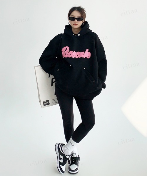 Dalfwin(ダールフィン)の「韓国ファッション Ricecakeフェイクレザーロゴパッチ スウェットフーディー(パーカー・レディース・グレー/ブラック・FREE)」の7枚目の写真