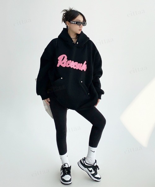 Dalfwin(ダールフィン)の「韓国ファッション Ricecakeフェイクレザーロゴパッチ スウェットフーディー(パーカー・レディース・グレー/ブラック・FREE)」の8枚目の写真