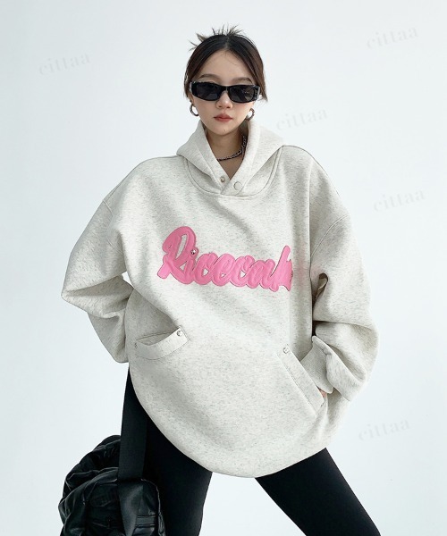 Dalfwin(ダールフィン)の「韓国ファッション Ricecakeフェイクレザーロゴパッチ スウェットフーディー(パーカー・レディース・グレー/ブラック・FREE)」の11枚目の写真
