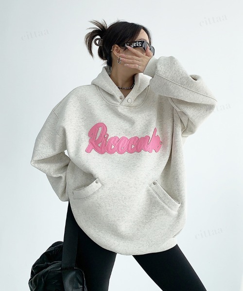 Dalfwin(ダールフィン)の「韓国ファッション Ricecakeフェイクレザーロゴパッチ スウェットフーディー(パーカー・レディース・グレー/ブラック・FREE)」の12枚目の写真