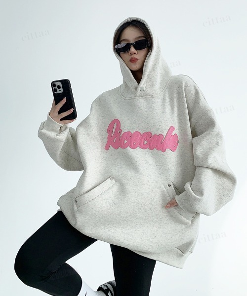 Dalfwin(ダールフィン)の「韓国ファッション Ricecakeフェイクレザーロゴパッチ スウェットフーディー(パーカー・レディース・グレー/ブラック・FREE)」の10枚目の写真