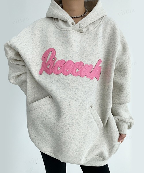 Dalfwin(ダールフィン)の「韓国ファッション Ricecakeフェイクレザーロゴパッチ スウェットフーディー(パーカー・レディース・グレー/ブラック・FREE)」の16枚目の写真