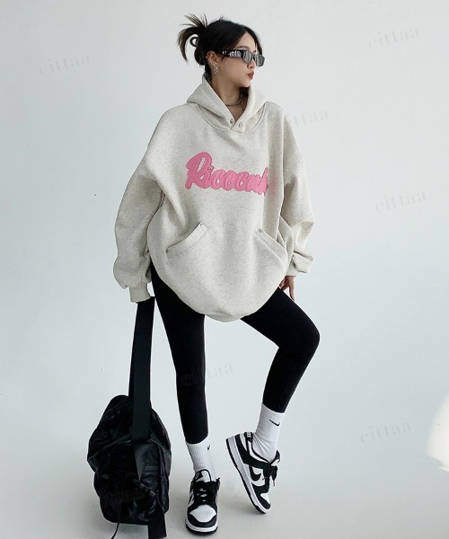 Dalfwin(ダールフィン)の「韓国ファッション Ricecakeフェイクレザーロゴパッチ スウェットフーディー(パーカー・レディース・グレー/ブラック・FREE)」の14枚目の写真