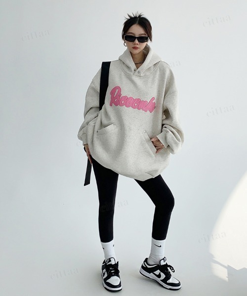 Dalfwin(ダールフィン)の「韓国ファッション Ricecakeフェイクレザーロゴパッチ スウェットフーディー(パーカー・レディース・グレー/ブラック・FREE)」の15枚目の写真