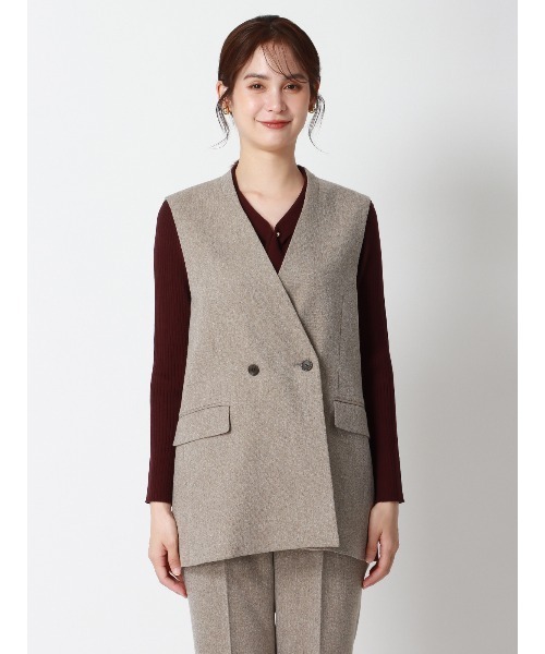 SUIT SQUARE（スーツスクエア）の「CHANTOWA バックデザインジレ ウォッシャブル ツイードライクシャンブレー 織柄（ベスト・レディース・ベージュ/グレー・38(9号)/40(11号)）」の6枚目の写真