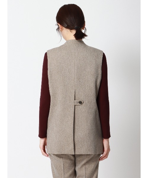 SUIT SQUARE（スーツスクエア）の「CHANTOWA バックデザインジレ ウォッシャブル ツイードライクシャンブレー 織柄（ベスト・レディース・ベージュ/グレー・38(9号)/40(11号)）」の8枚目の写真