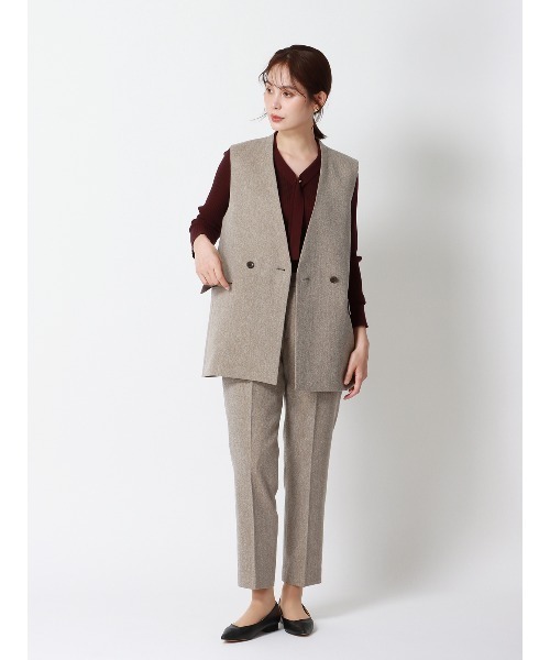 SUIT SQUARE（スーツスクエア）の「CHANTOWA バックデザインジレ ウォッシャブル ツイードライクシャンブレー 織柄（ベスト・レディース・ベージュ/グレー・38(9号)/40(11号)）」の3枚目の写真