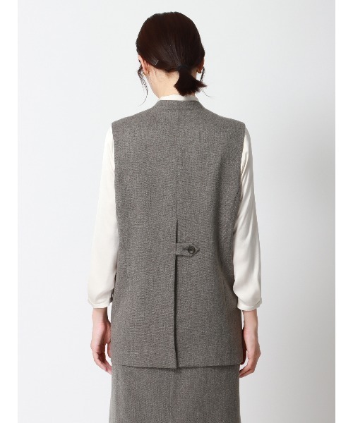 SUIT SQUARE（スーツスクエア）の「CHANTOWA バックデザインジレ ウォッシャブル ツイードライクシャンブレー 織柄（ベスト・レディース・ベージュ/グレー・38(9号)/40(11号)）」の18枚目の写真