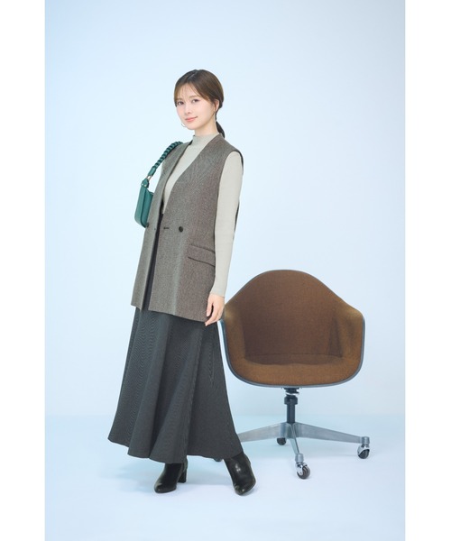 SUIT SQUARE（スーツスクエア）の「CHANTOWA バックデザインジレ ウォッシャブル ツイードライクシャンブレー 織柄（ベスト・レディース・ベージュ/グレー・38(9号)/40(11号)）」の15枚目の写真