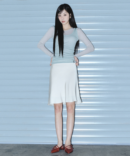 NICK&NICOLE（ニックアンドニコール）の「MINI SATIN FLARE SKIRT_CREAM（スカート・レディース・その他・SMALL/MEDIUM/LARGE）」の2枚目の写真