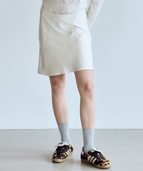 NICK&NICOLE（ニックアンドニコール）の「MINI SATIN FLARE SKIRT_CREAM（スカート・レディース・その他・SMALL/MEDIUM/LARGE）」の5枚目の写真