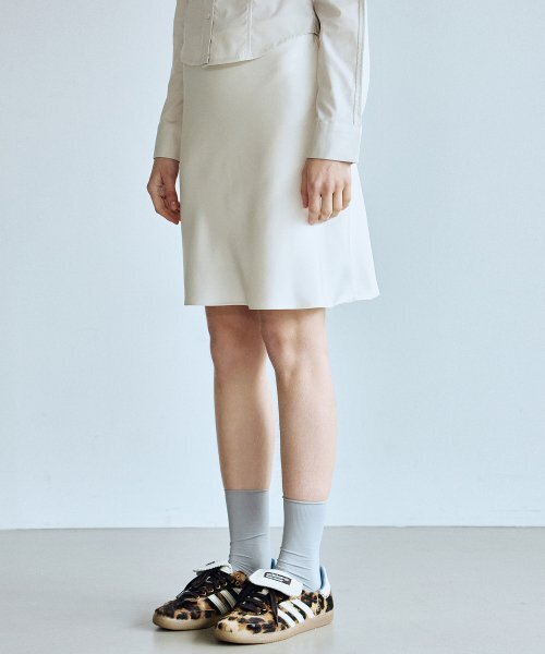 NICK&NICOLE（ニックアンドニコール）の「MINI SATIN FLARE SKIRT_CREAM（スカート・レディース・その他・SMALL/MEDIUM/LARGE）」の6枚目の写真