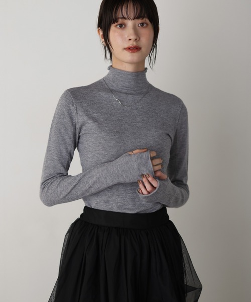 shetila(シェティラ)の「もちっと滑らかアンゴラタッチ フィンガーホールタートルニット(ニット/セーター・レディース・マスタード/オレンジ/ブラック/オフホワイト/グレー/ブルー・M)」の4枚目の写真