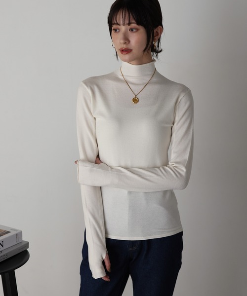 shetila(シェティラ)の「もちっと滑らかアンゴラタッチ フィンガーホールタートルニット(ニット/セーター・レディース・マスタード/オレンジ/ブラック/オフホワイト/グレー/ブルー・M)」の2枚目の写真