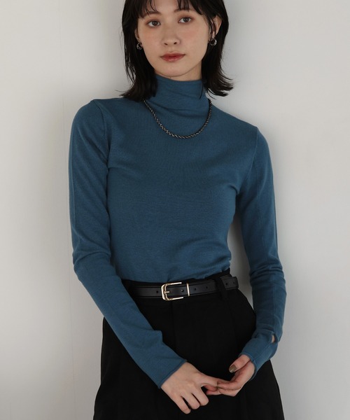 shetila(シェティラ)の「もちっと滑らかアンゴラタッチ フィンガーホールタートルニット(ニット/セーター・レディース・マスタード/オレンジ/ブラック/オフホワイト/グレー/ブルー・M)」の1枚目の写真