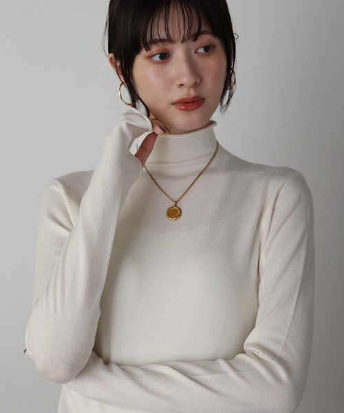 shetila(シェティラ)の「もちっと滑らかアンゴラタッチ フィンガーホールタートルニット(ニット/セーター・レディース・マスタード/オレンジ/ブラック/オフホワイト/グレー/ブルー・M)」の14枚目の写真