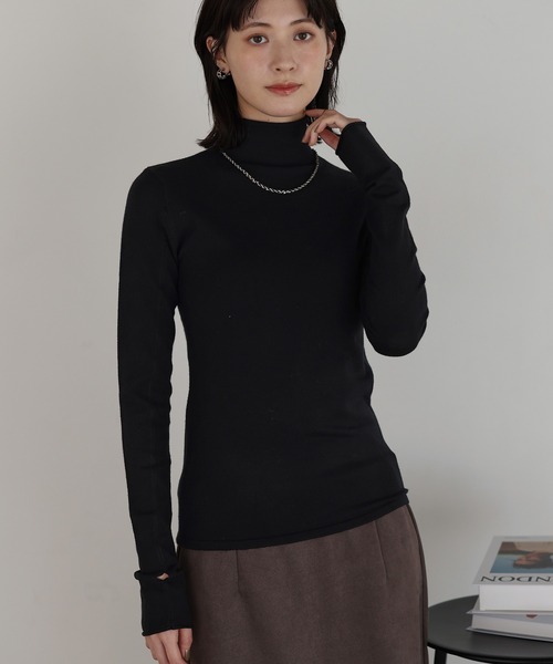 shetila(シェティラ)の「もちっと滑らかアンゴラタッチ フィンガーホールタートルニット(ニット/セーター・レディース・マスタード/オレンジ/ブラック/オフホワイト/グレー/ブルー・M)」の18枚目の写真