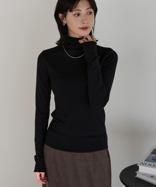 shetila(シェティラ)の「もちっと滑らかアンゴラタッチ フィンガーホールタートルニット(ニット/セーター・レディース・マスタード/オレンジ/ブラック/オフホワイト/グレー/ブルー・M)」の19枚目の写真
