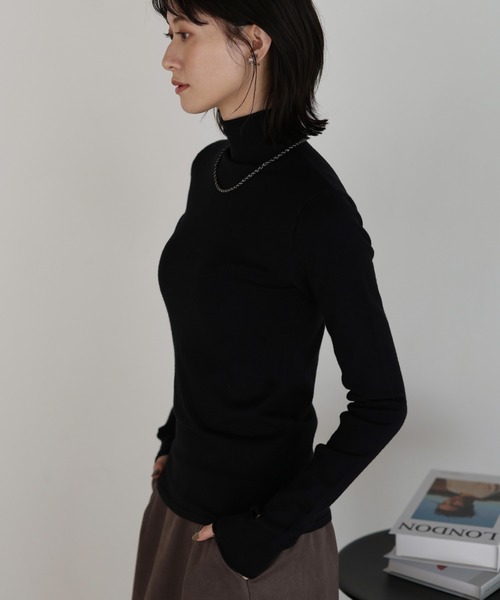 shetila(シェティラ)の「もちっと滑らかアンゴラタッチ フィンガーホールタートルニット(ニット/セーター・レディース・マスタード/オレンジ/ブラック/オフホワイト/グレー/ブルー・M)」の21枚目の写真