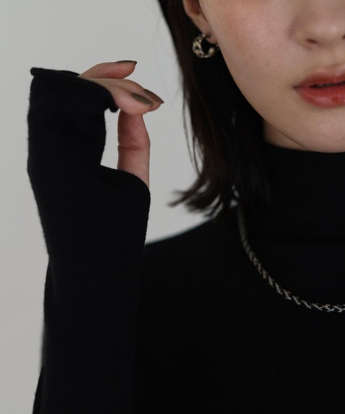 shetila(シェティラ)の「もちっと滑らかアンゴラタッチ フィンガーホールタートルニット(ニット/セーター・レディース・マスタード/オレンジ/ブラック/オフホワイト/グレー/ブルー・M)」の22枚目の写真