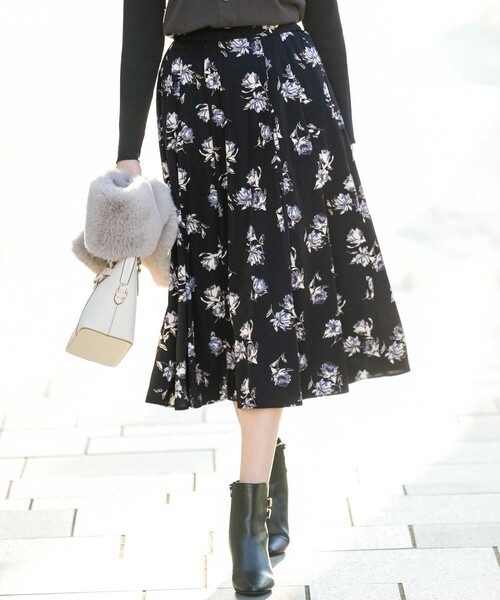 ANY SIS(エニィスィス)の「フラワータック スカート(スカート・レディース・ネイビー系9/ダークブラウン系4・SMALL/MEDIUM/LARGE)」の2枚目の写真