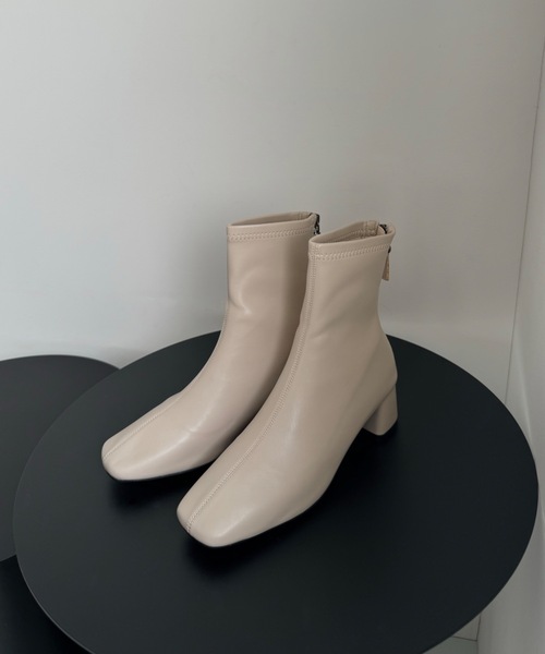 Amiur(エミレ)の「square toe short boots / スクエアトゥショートブーツ(ブーツ・レディース・ブラウン/アイボリー/ブラック・SMALL/MEDIUM/LARGE)」の2枚目の写真