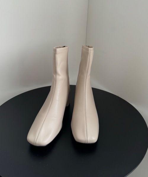 Amiur(エミレ)の「square toe short boots / スクエアトゥショートブーツ(ブーツ・レディース・ブラウン/アイボリー/ブラック・SMALL/MEDIUM/LARGE)」の5枚目の写真
