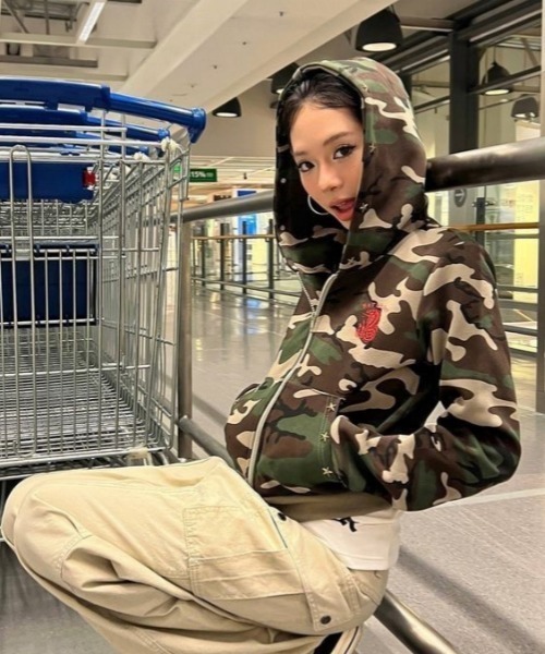 GEMEDA(ジェメダ)の「ピンクカモフラージュジップパーカー(パーカー・レディース・ピンク/カーキ・M)」の15枚目の写真
