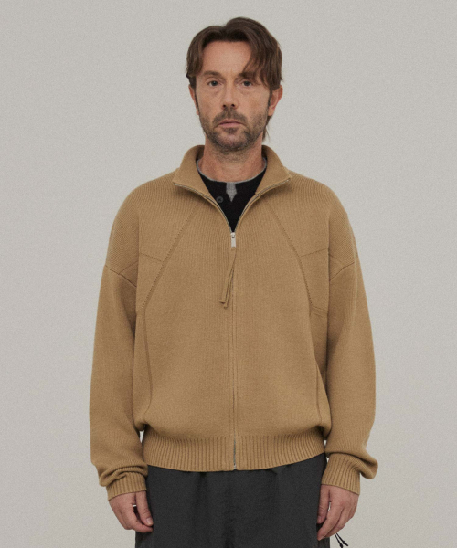 WMC(ダブリューエムシー)の「レーシングニットカーディガン_BEIGE(カーディガン/ボレロ・メンズ・ベージュ・LARGE/MEDIUM/X-LARGE)」の1枚目の写真