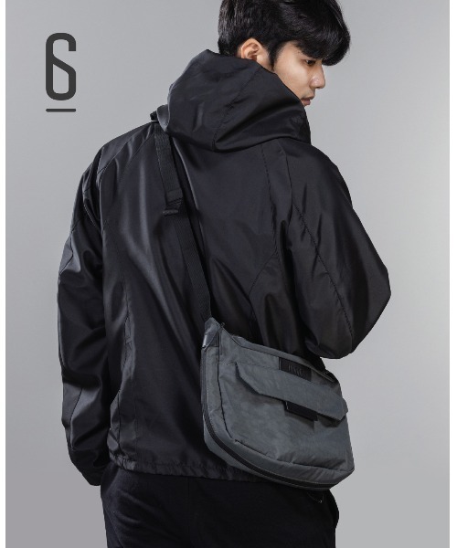 emonique(エモニーク)の「UNION6 クロスバッグ WIDE6 Crossbag(ショルダーバッグ・メンズ・ブラック/グレー・FREE)」の2枚目の写真