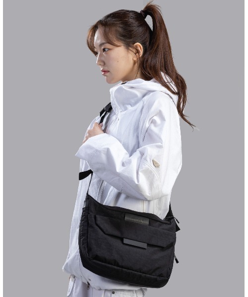 emonique(エモニーク)の「UNION6 クロスバッグ WIDE6 Crossbag(ショルダーバッグ・メンズ・ブラック/グレー・FREE)」の3枚目の写真