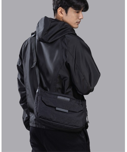 emonique(エモニーク)の「UNION6 クロスバッグ WIDE6 Crossbag(ショルダーバッグ・メンズ・ブラック/グレー・FREE)」の5枚目の写真