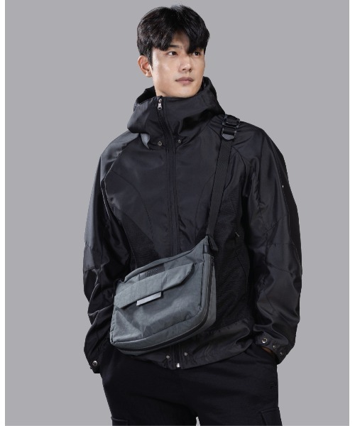 emonique(エモニーク)の「UNION6 クロスバッグ WIDE6 Crossbag(ショルダーバッグ・メンズ・ブラック/グレー・FREE)」の11枚目の写真