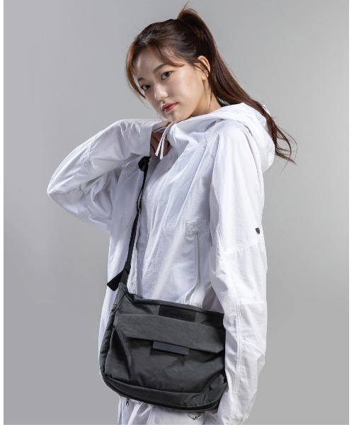 emonique(エモニーク)の「UNION6 クロスバッグ WIDE6 Crossbag(ショルダーバッグ・メンズ・ブラック/グレー・FREE)」の13枚目の写真