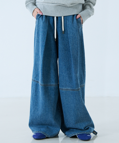 SOMETHING（サムシング）の「【atelier SOMETHING / アトリエ サムシング】DRAWSTRING BALLOON WIDE / ドローストリングバルーンワイド / デニムパンツ（デニムパンツ・レディース・ライトブルー/インディゴブルー・M/S）」の2枚目の写真
