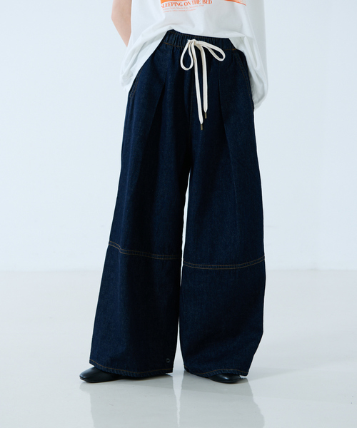 SOMETHING（サムシング）の「【atelier SOMETHING / アトリエ サムシング】DRAWSTRING BALLOON WIDE / ドローストリングバルーンワイド / デニムパンツ（デニムパンツ・レディース・ライトブルー/インディゴブルー・M/S）」の3枚目の写真