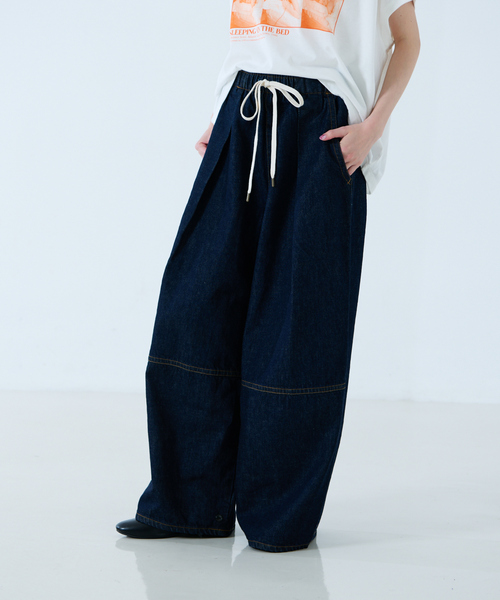 SOMETHING（サムシング）の「【atelier SOMETHING / アトリエ サムシング】DRAWSTRING BALLOON WIDE / ドローストリングバルーンワイド / デニムパンツ（デニムパンツ・レディース・ライトブルー/インディゴブルー・M/S）」の5枚目の写真