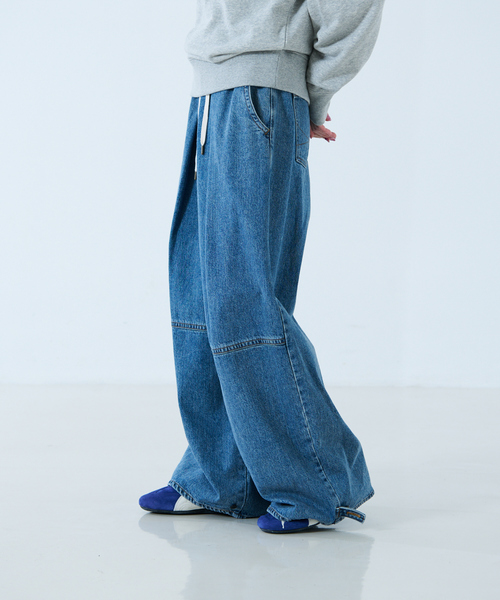 SOMETHING（サムシング）の「【atelier SOMETHING / アトリエ サムシング】DRAWSTRING BALLOON WIDE / ドローストリングバルーンワイド / デニムパンツ（デニムパンツ・レディース・ライトブルー/インディゴブルー・M/S）」の11枚目の写真