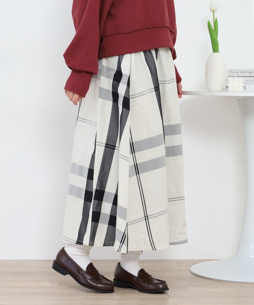 crossi(クロッシー)の「大判チェック柄タックスカート(スカート・レディース・ベージュ/オレンジ/グリーン/レッド・40/38)」の1枚目の写真