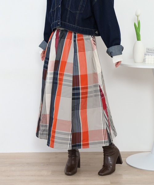 crossi(クロッシー)の「大判チェック柄タックスカート(スカート・レディース・ベージュ/オレンジ/グリーン/レッド・40/38)」の2枚目の写真