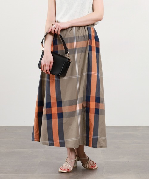 crossi(クロッシー)の「大判チェック柄タックスカート(スカート・レディース・ベージュ/オレンジ/グリーン/レッド・40/38)」の4枚目の写真