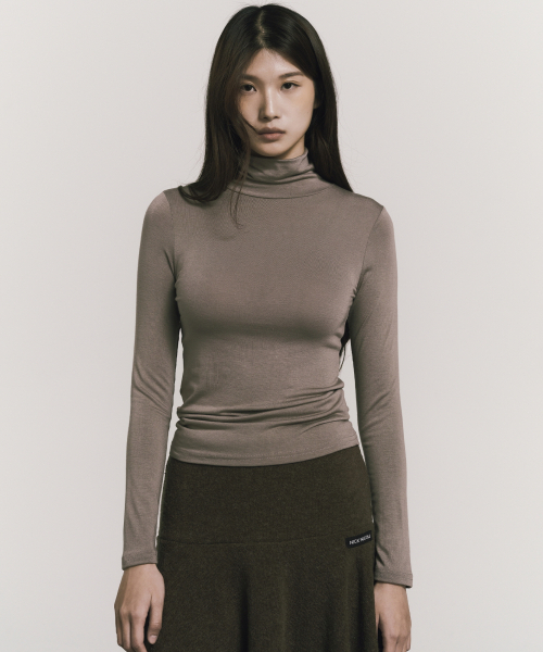 NICK&NICOLE（ニックアンドニコール）の「[ESSENTIAL] SLIM TURTLENECK TOP_COCOA（Tシャツ/カットソー・レディース・その他・MEDIUM/LARGE）」の2枚目の写真