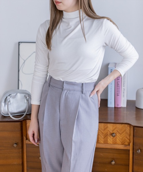 clear（クリア）の「ハイネックベーシックカットソー[カジュアル 着回し抜群 大人]≪新作≫（Tシャツ/カットソー・レディース・ブラック/オフホワイト・F）」の7枚目の写真