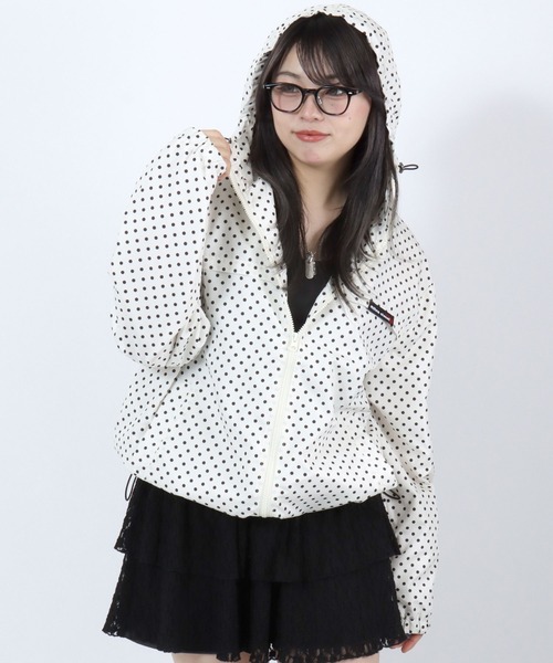 mihns closet(ミンズクローゼット)の「別注 mihns closet 総柄ブルゾンパーカー/ダブルジップ/春ライトアウター/ドット 水玉 チェック(ナイロンジャケット・レディース・グリーン系その他/ブラウン系その他/ホワイト系その他/ブラック系その他・L/M/S)」の5枚目の写真